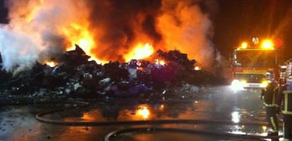 Los bomberos, en el incendio de la chatarrería de San Martín de la Vega.