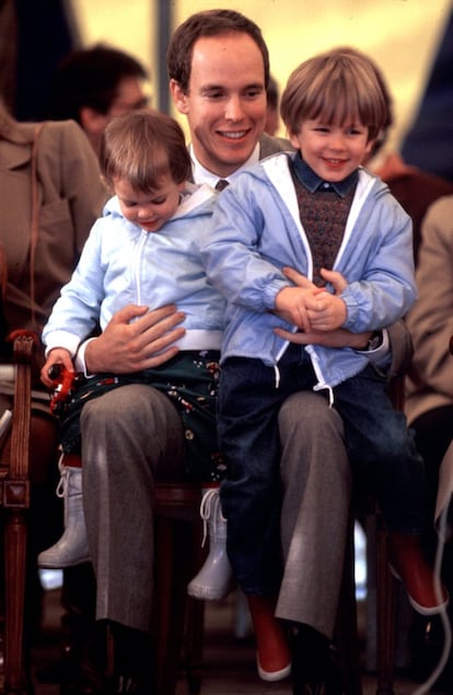 El entonces príncipe Alberto, junto a sus sobrinos Carlota y Pierre Casiraghi en un acto oficial en 1988.