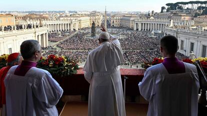 El papa Francisco da la bendición desde el balcón de la basílica de San Pedro, el día de Navidad.