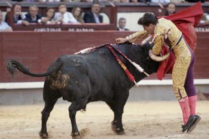 El diestro Rubén Pinar durante la corrida de ayer en Las Ventas.