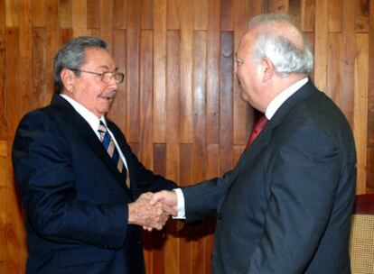 Raúl Castro, a la izquierda, saluda al ministro de Asuntos Exteriores, Miguel Ángel Moratinos.