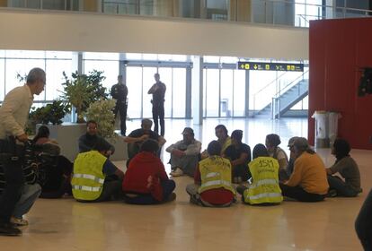 Una veintena de integrantes del 15-M ha protagonizado esta mañana una sentada en las instalaciones del aeropuerto para mostrar su rechazo a la gestión llevada a cabo en esta infraestructura aeroportuaria. Los jóvenes han tomado el aeropuerto Central de Ciudad Real tras realizar una marcha de 15 kilómetros que les ha llevado desde el centro de la capital manchega hasta la terminal de embarque de pasajeros del aeropuerto