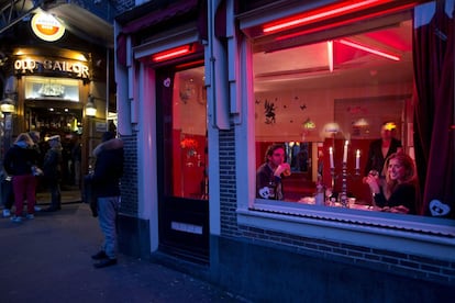 Una pareja disfruta de una cena en un burdel del Barrio Rojo de Amsterdam, Países Bajos, el 31 de marzo de 2016. Una iniciativa de la organización Foodra, un servicio de recogida de comida en bicicleta.