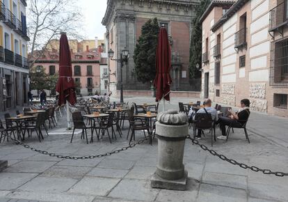 Terraza, casi sin clientes, en la Plaza del Humilladero.