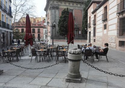 Terraza, casi sin clientes, en la Plaza del Humilladero. 