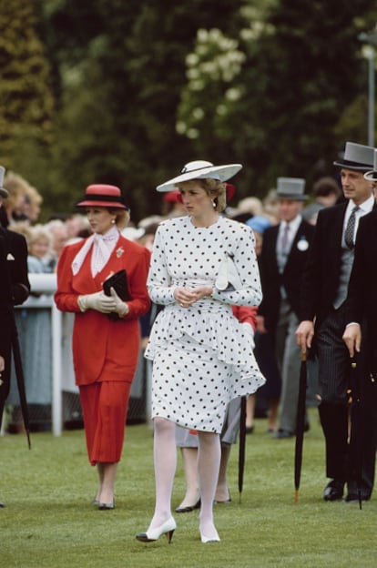 La princesa Diana con un vestido de Victor Edelstein y un sombrero de Frederick Fox llegando al derby de Epsom.