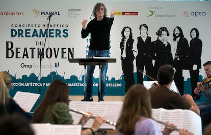 El director Ramón Torrelledó durante un ensayo del concierto 'The Beathoven'.