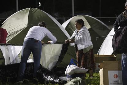 Evacuados del área del Volcán de Fuego instalan una carpa en un refugio de emergencia en Escuintla (Guatemala), el lunes 19 de noviembre de 2018.