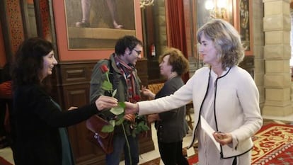 A la derecha, Marina Bidasoro, directora de Derechos Humanos de la Diputación de Gipuzkoa, entrega una rosa a los asistentes al acto contra la tortura.