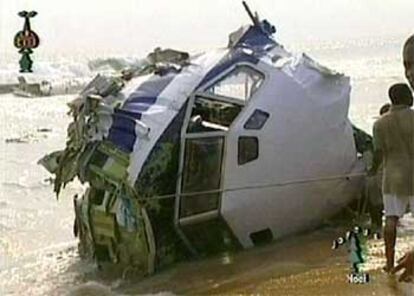 Una imagen de televisión muestra la cabina del Boeing siniestrado.