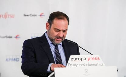 El ministro de Fomento en funciones, José Luis Ábalos, durante su intervención en un Desayuno Informativo de Europa Press en Madrid.