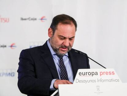 El ministro de Fomento en funciones, José Luis Ábalos, durante su intervención en un Desayuno Informativo de Europa Press en Madrid.