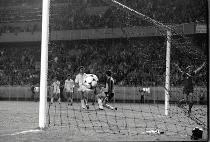 Alan Kennedy (d), festeja el gol al Madrid, ante la mirada de García Navajas, en la final de la Copa de Europa, celebrada en el Parque de Los Principes de París. Liverpool 1 Real Madrid 0.
