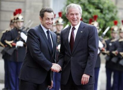 Sarkozy le da la bienvenida a Bush, a su llegada al Elíseo.