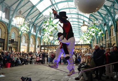 Una actuación navideña en el mercado londinense de Covent Garden, el pasado sábado 3 de diciembre de  2022.