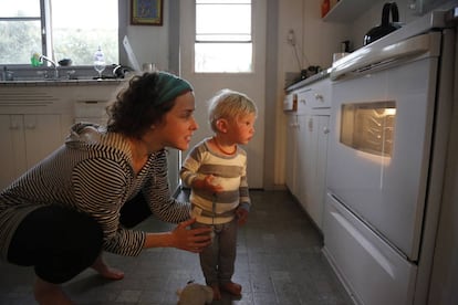 Una madre observa junto a su hijo el horno.