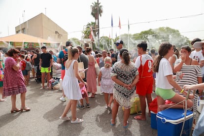 Turistas y sevillanos acuden al parque acuático Guadalpark para soportar las altas temperaturas este miércoles.