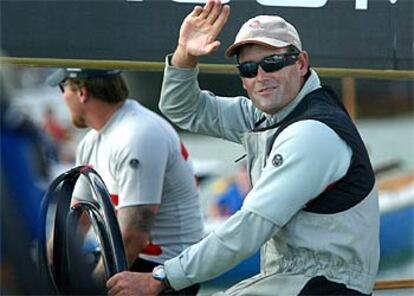 Russell Coutts saluda a los espectadores en la bahía de Auckland antes de una de las regatas contra el New Zealand.