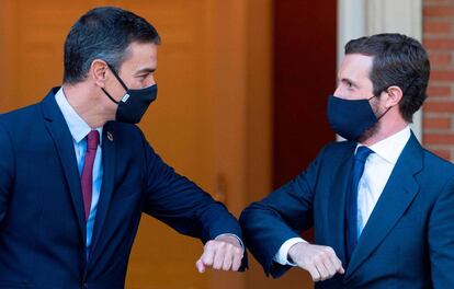 Pedro Sánchez y Pablo Casado se saludan antes de comenzar una reunión en La Moncloa, en septiembre de 2020.