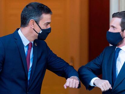 Pedro Sánchez y Pablo Casado se saludan antes de comenzar una reunión en La Moncloa el mes pasado.