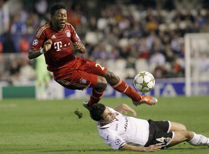 Alaba cae ante la entrada de Barragán, que le costó la segunda tarjeta amarilla.