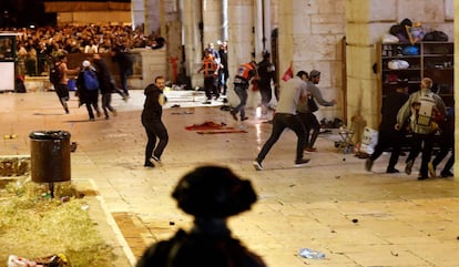 Policías dispersan a ciudadanos palestinos.