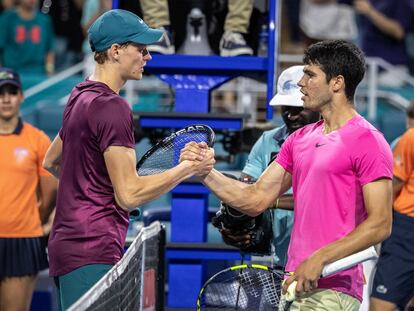 Sinner y Alcaraz se saludan tras el duelo de semifinales del sábado en Miami.