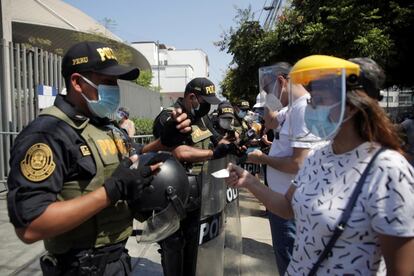 Muchas personas a las que les había tocado ser miembro de las mesas electorales han optado por pagar una multa (220 soles, unos 50 euros) antes que exponerse al riesgo por la pandemia.