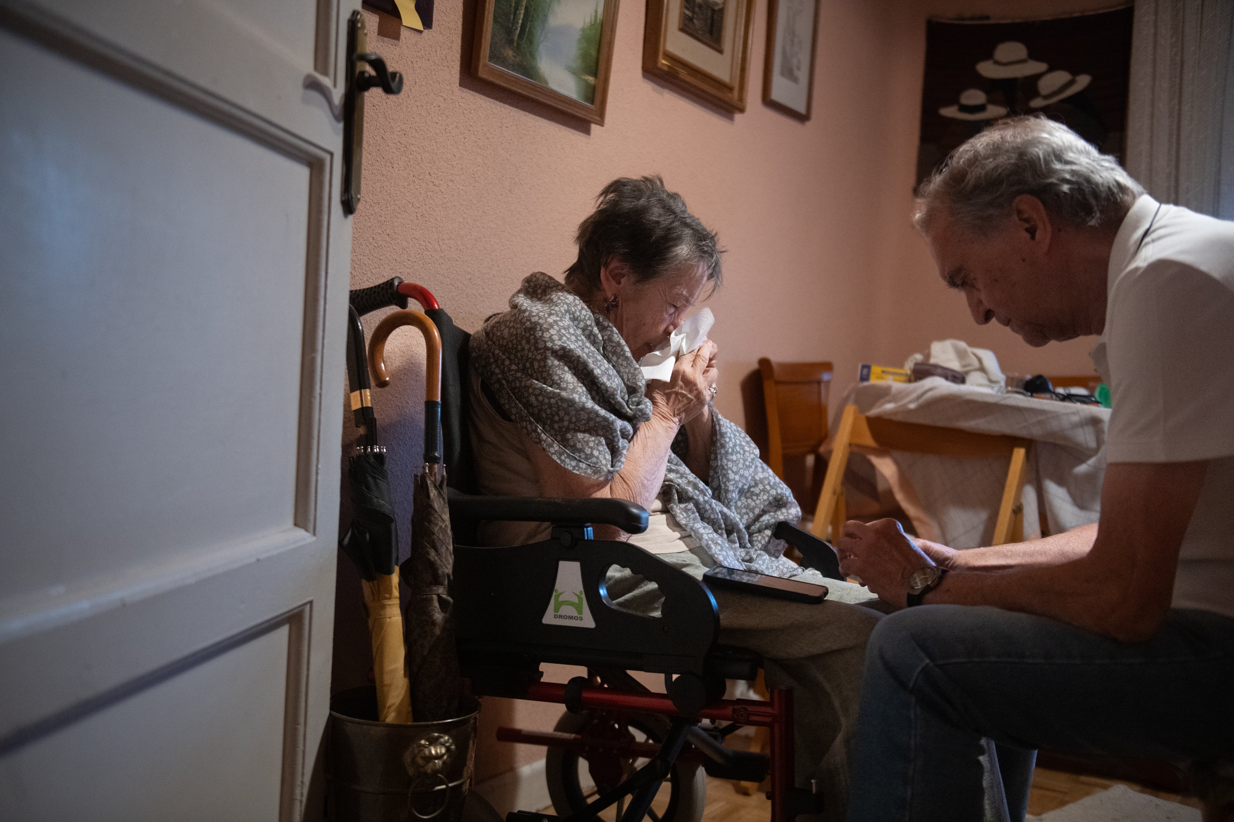 Maricarmen, de 87 años, pasa su primera noche sin casa en el hospital acompañada de su primo Vicente y con un cuadro de agotamiento severo