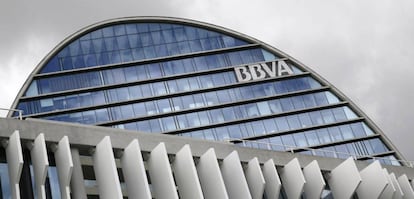 Fachada de la sede corporativa del BBVA, en el distrito de Las Tablas en Madrid. 