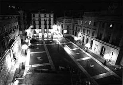 La plaza de Sant Jaume de Barcelona, de noche e iluminada.