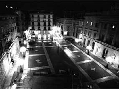 La plaza de Sant Jaume de Barcelona, de noche e iluminada.