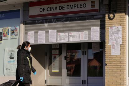 Una mujer pasa frente a una oficina de empleo, en Madrid.