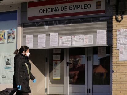 Una mujer pasa frente a una oficina de empleo, en Madrid.