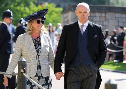 El ex entrenador y exjugador británico de rugby Clive Woodward y Jayne Williams entran en la capilla de San Jorge.