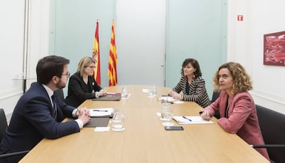 Pere Aragonès y Elsa Artadi (izquierda) con Carmen Calvo y Meritxell Batet.