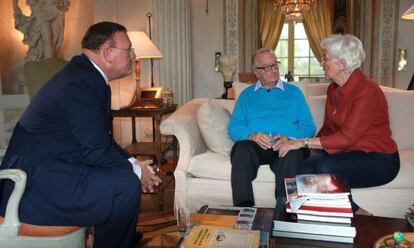 Alberto II, acompa&ntilde;ado de su mujer, Paola, durante la entrevista que ha mantenido en el castillo de Belv&eacute;d&egrave;re, en Bruselas