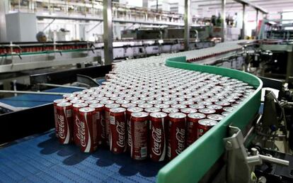 Latas de coca cola en una f&aacute;brica de la compa&ntilde;&iacute;a.