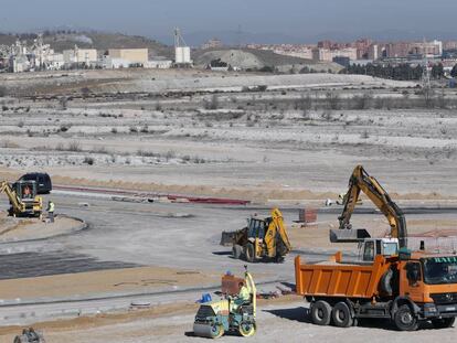 Obras de urbanización en Los Berrocales, al sureste de Madrid, la semana pasada.
