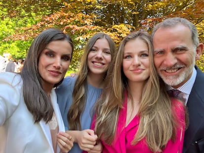 Los Reyes, la Princesa de Asturias y la Infanta Sofía, tras el acto de graduación de la Princesa de Asturias en el UWC Atlantic College de Gales, la institución educativa donde completó sus estudios de Bachillerato Internacional, en una imagen de las redes sociales de la Casa de Su Majestad el Rey.