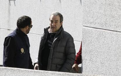 Ra&uacute;l L&oacute;pez llega a los juzgados horas antes de declarar. 