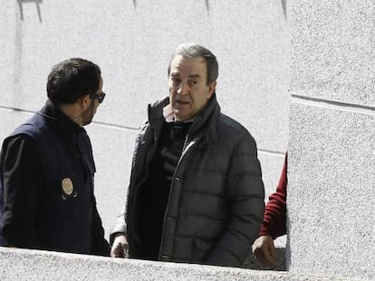 Ra&uacute;l L&oacute;pez llega a los juzgados horas antes de declarar. 