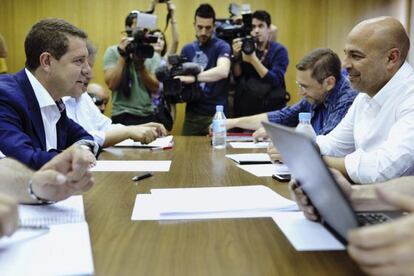 El socialista Emiliano Garc&iacute;a-Page (izquierda), y el secretario regional de Podemos, Jos&eacute; Garc&iacute;a Molina (derecha), durante una reuni&oacute;n de la negociaci&oacute;n de investidura.