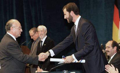 Joaquín Sanz Gadea (i.) recibe el Premio Príncipe de Asturias de la Concordia 1998.