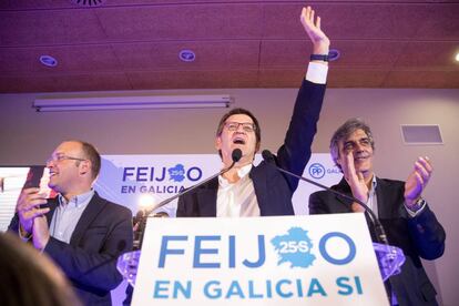 El presidente de la Xunta y candidato a la reelección, Alberto Nuñez Feijóo, junto al secretario geneal del PPdG, Miguel Tellado (i), y el portavoz parlamentario, Pedro Puy (d).
