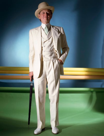 Tom Wolfe posando con su característico tres piezas blanco.