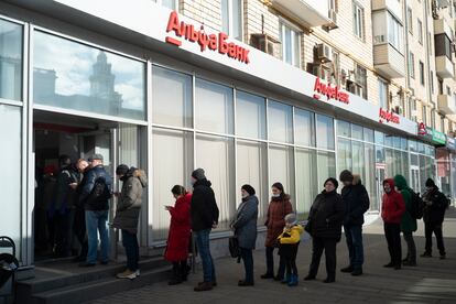 Cola para sacar dinero de un cajero de Alfa Bank en Moscú (Rusia), a finales del pasado febrero.