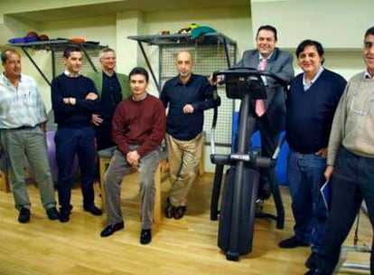 César Cobián (el segundo por la derecha), junto a otros médicos de equipos de Primera y Segunda ayer en Bétera.