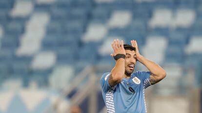 Luis Suárez reacciona tras un fallo en el partido Uruguay-Chile, en la Copa América.