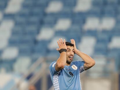 Luis Suárez reacciona tras un fallo en el partido Uruguay-Chile, en la Copa América.